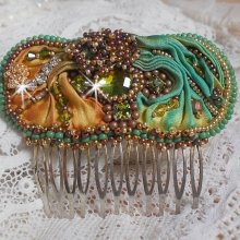 Venezianischer Mondkamm, bestickt mit einem Seidenband, Swarovski-Kristallen, magischen Perlen und Rocailles