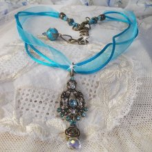 Lady in Blue-Anhängerkette montiert mit Swarovski-Kristallen, Blumeneinlagen, Laubschalen und Bändern