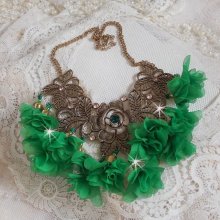 Belle Emeraude Halskette montiert mit Stoffblumen, Swarovski-Kristallen und Rocailles