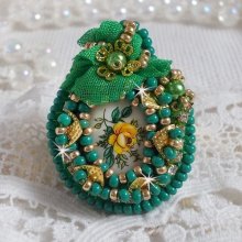 Belle Smaragd Ring mit einem Keramik-Cabochon bestehend aus einer gelben und grünen Rose.