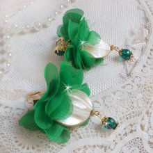 BO Schöne Smaragd kreiert mit schönen gewölbten Perlmutt und Blumen aus grünem Stoff und Dormeuse