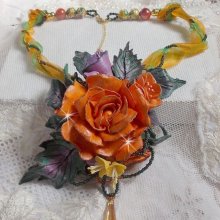 Halskette mit Anhänger Douceur de Printemps kreiert ganz aus kaltem Porzellan und verschiedenen Perlen