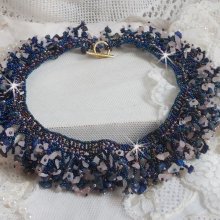 Korallenblüten-Halskette mit Rocailles und Halbedelsteinperlen wie Quarz, Sodalith und Lapis Lazuli.