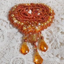 Rumba-Brosche bestickt mit Swarovski-Kristallen, Strass, Tangerine-Shuttles, runden Perlen und Rocailles