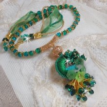 Green Iris Halskette bestickt mit smaragdgrüner DMC-Baumwolle, Swarovski-Kristallen, Harzperlen und Rocailles