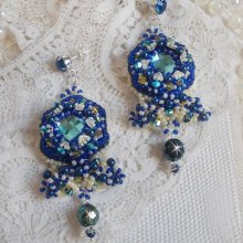 BO Blue Palace Haute-Couture bestickt mit Swarovski-Kristallen, Perlmuttperlen, filigranen Stempeln und Schellenhaltern aus Silber 925/1000