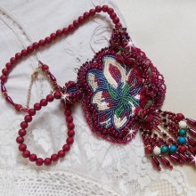 Halskette Enchantement d'Automne bestickt mit Perlmuttperlen in Bordeaux, einer Spitze, verschiedenen Perlen und Rocailles