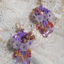 BO Laureline bestickt mit Swarovski-Kristallen, mauvefarbener DMC-Baumwolle, Lucite-Blüten und Rocailles