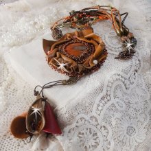 Amber Romance Halskette Bestickt mit Caramel/Orange/Mahagoni Leder, Halbedelsteinen (Achat, Citrin, Picasso Jaspis) und Swarovski Kristallen