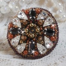 Amber Romance Ring bestickt mit Swarovski Kristallen in Crystal und Schwarz, magischen Perlen und Rocailles