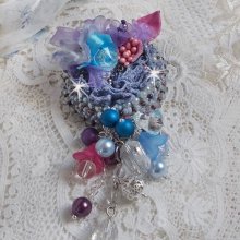 Brosche Mademoisellle Bluse Haute-Couture bestickt mit Swarovski-Kristallen, Perlmuttperlen, Lucite-Blüten und schönen Rocailles