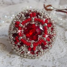 Drigon Red Ring bestickt mit einem roten Cabochon in Swarovski-Kristall, Chatons und silbernen Rocailles