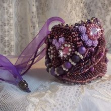 Armband Chinese Purple Stone Manschette bestickt mit feinen Steinen: Sugiliths, Swarovski-Kristallen, Rocailles und einem Organzaband in Violett.