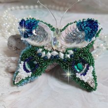 Broche Papillon Clair de Lune Lune brodée avec des cristaux, sequins et rocailles