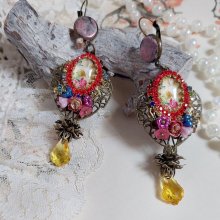 BO Belle classe montées avec estampes métal, cabochons verres, fleurs porcelaines et perles Cristal Swarovski.