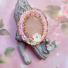 Broche Amour de Quartz, sequins, fleurs nacrées, rocailles et perles verres 