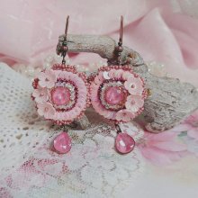 BO Dahlia brodées avec sequins, fleurs acryliques, rocailles verres et perles Cristal Swarovski