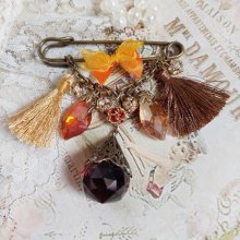 Broche Méline des Bois épingle créée avec rondes strass, pompons, gouttes verre, chaîne et boule de bohème en verre