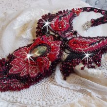 Kardinalskette bestickt in Rot und Schwarz mit einem roten Jaspis, Onyxperlen und Swarovski-Kristallen