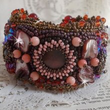 Topas-Armband, bestickt mit einer Scheibe aus perlmuttfarbenem Mahagoni, Amethyst, rosa Koralle Light, Swarovski-Kristallen und Rocailles.