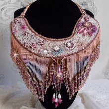 Plastron-Halskette Ewige Rose bestickt mit Halbedelsteinen und vielen verschiedenen Perlen von hoher Qualität