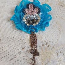 Belle Epoque Haute-Couture Brosche ist mit Swarovski-Kristallen, runden Perlmuttperlen, Charms, einem Band und Rocailles bestickt.