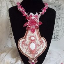 Plastron-Halskette mit rosa Lilie, bestickt mit einem weißen Howlith-Edelstein, Rocailles, Spitze und verschiedenen Perlen auf Haute-Couture-Art