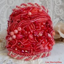 Coralie Armband Manschette bestickt mit roten Korallen, Rose Light und Rocailles