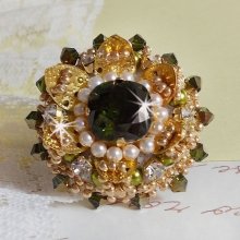 Ring L'Oiseau des Iles Vert Doré bestickt mit Swarovski-Kristallen, Chatons, Perlmuttperlen und Rocailles