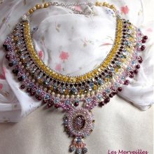 Reine des Nuits Plastron-Halskette, ein Regen aus wunderschönen Kristallen und Perlmuttperlen 