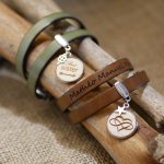 Doppeltes Lederarmband personalisiert mit Holz Cabochon zu gravieren