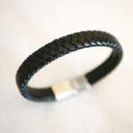 Armband aus schwarzem, geflochtenem Leder für Männer Magnetverschluss aus gebürstetem Stahl