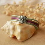 Damenarmband mit pastellfarbenem Leder und silbernem Blumendekor