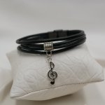 Manschettenarmband aus schwarzem Leder mit silbernem Charme-Anhänger nach Wahl