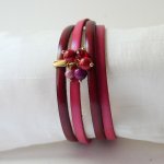 Doppeltes Lederarmband in Duo mit fuchsiafarbenen Perlen verziert