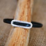 Armband mit personalisiertem Vornamen durch Gravur auf Leder 