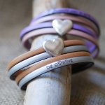 Doppelte Lederarmband in Duo mit silbernen Herz zu personalisieren durch Gravur