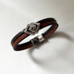 Bracelet duo de cuir au passant entrelacé personnalisable par gravure