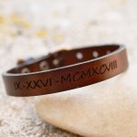 Herrenarmband aus graviertem Leder dunkelbraun silberne Schnalle zu personalisieren