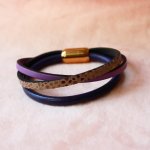 Manschettenarmband für Frauen aus violettem und goldenem Leder