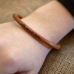 Damenarmband Leder rund personalisiert durch Gravur