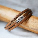 Bohemian Lederarmband für Frauen mit Federdekor 3 Runden anpassbar