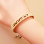 Armband Florâme Vegetal mit Liberty-Band Ava auf weißem Kork