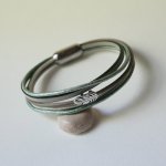 Multi-Leder-Armband Beige-Töne blassgrün Perlmutt Dekor kleine Feder