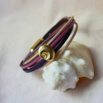 Multi-Link-Armband aus pfirsich- und lilafarbenem Leder mit goldenem Muscheldekor