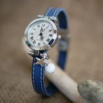 Uhr mit blauem Lederarmband mit weißen Nähten