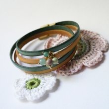 Doppeltes Lederarmband mit Perlen in zarten Grüntönen und vergoldeter Schließe