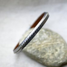 Damenarmband aus dunkelgrauem, metallisiertem Leder mit silbernen Kugeln 