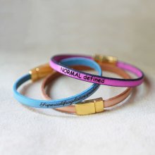 Feines Lederarmband mit vergoldetem Magnetverschluss, der durch Gravur personalisiert wird 