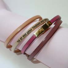 Feines Lederarmband mit verstellbarer goldener Schließe, die durch Gravur personalisiert werden kann 